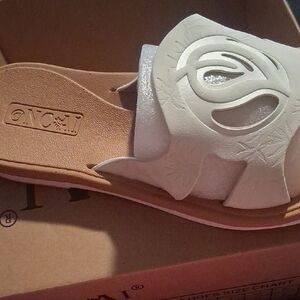 Oncai Women’s White & Tan Slide Sandals – Cutout Design, Size 8, NIB